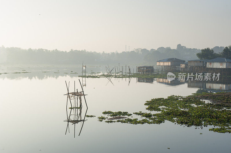 孟加拉国Rangamati Kaptai湖上的薄雾清晨
